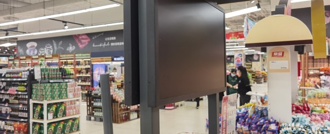 digital signage in supermarket